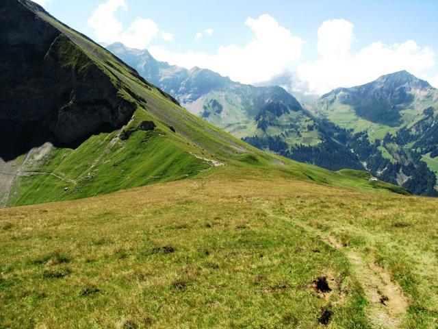 wir haben den Bällehöchst verlassen und wandern nun abwärts zum Sattel 