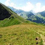 wir haben den Bällehöchst verlassen und wandern nun abwärts zum Sattel 