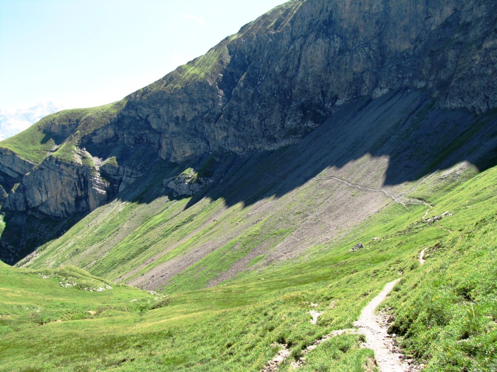 beim Sattel auf der Bällenalp Punkt 1998 m.ü.M. bogen wir links in den Schuttkessel des Tschingels