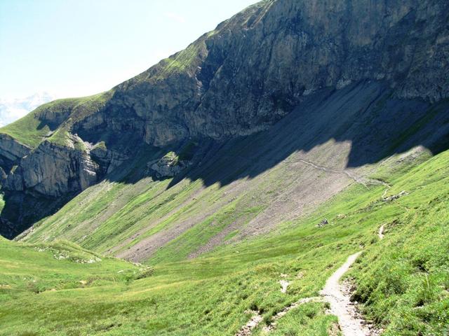 beim Sattel auf der Bällenalp Punkt 1998 m.ü.M. bogen wir links in den Schuttkessel des Tschingels