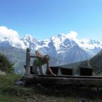 Mäusi geniesst das kühle und frische Wasser beim Brunnen der Lobhornhütte