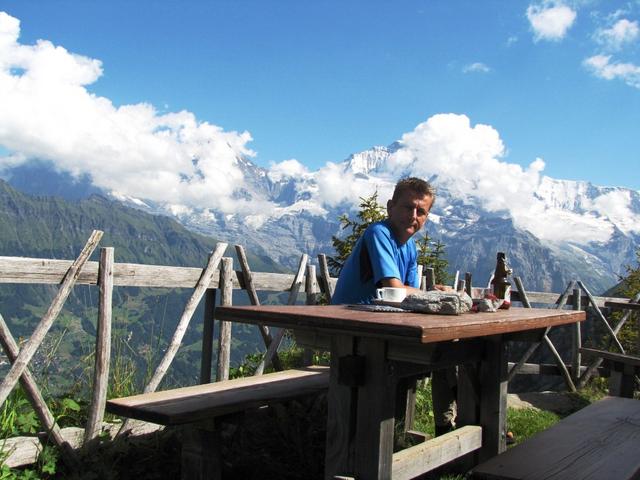 Franco geniesst ein kühles Bierchen bei traumhafter Aussicht