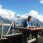 Franco geniesst ein kühles Bierchen bei traumhafter Aussicht