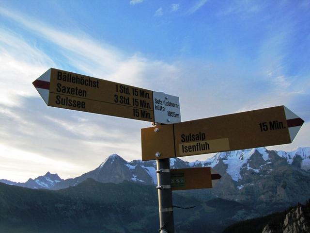 Wegweiser bei der Lobhornhütte 1955 m.ü.M. ein langer Wandertag steht uns bevor