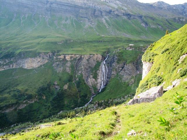 Blick in das Soustal. Direkt gegenüber die Alpsiedlung Oberberg mit Wasserfall