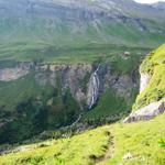 Blick in das Soustal. Direkt gegenüber die Alpsiedlung Oberberg mit Wasserfall