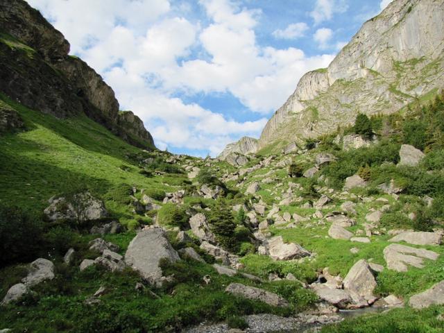 links und rechts von uns steile und hohe Felswände