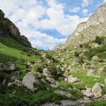 links und rechts von uns steile und hohe Felswände