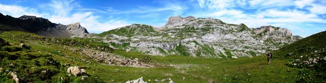 schönes Breitbildfoto von der "schlächti Matti" aus fotografiert. Links das Schilthorn, in der Mitte die Schwalmere