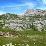 schönes Breitbildfoto von der "schlächti Matti" aus fotografiert. Links das Schilthorn, in der Mitte die Schwalmere