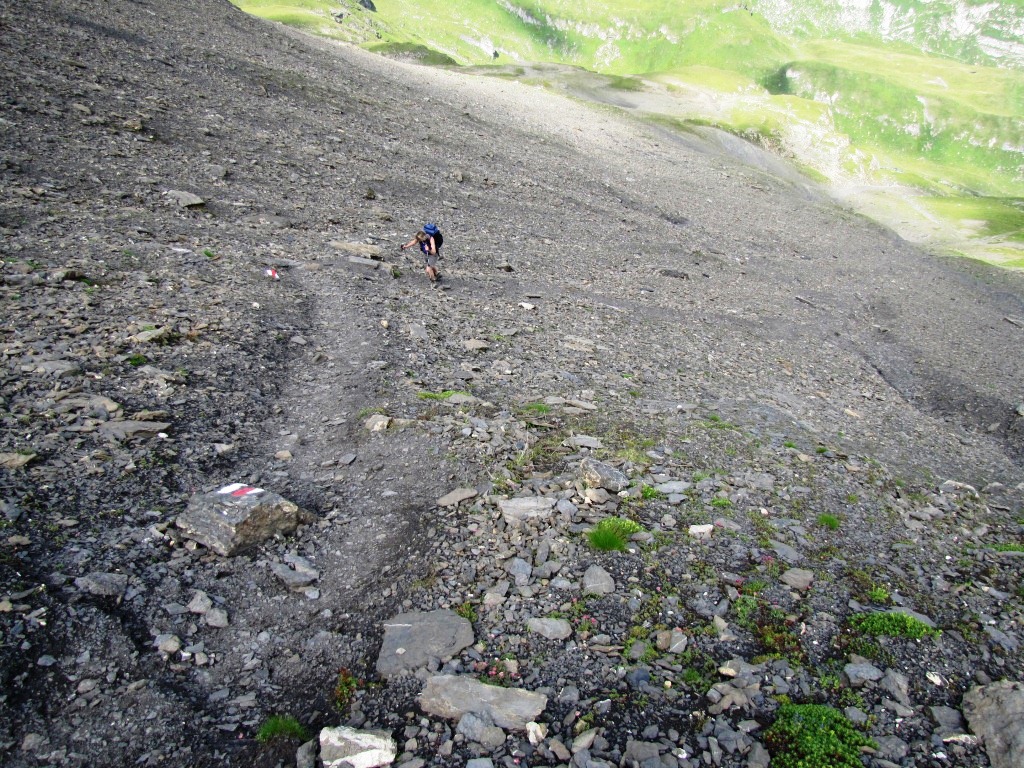 Blick abwärts es sieht nicht nur so aus, es ist auch so, der Bergweg ist wirklich steil