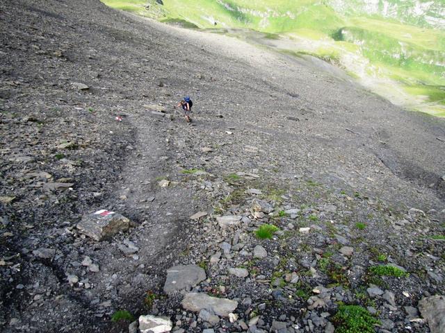 Blick abwärts es sieht nicht nur so aus, es ist auch so, der Bergweg ist wirklich steil