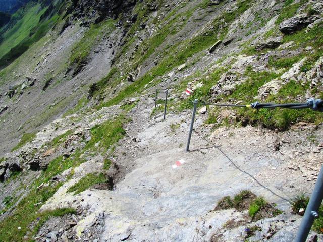 der Weg auf der anderen Seite der Bietenlücke ist genauso steil. Sicherungen sind vorhanden