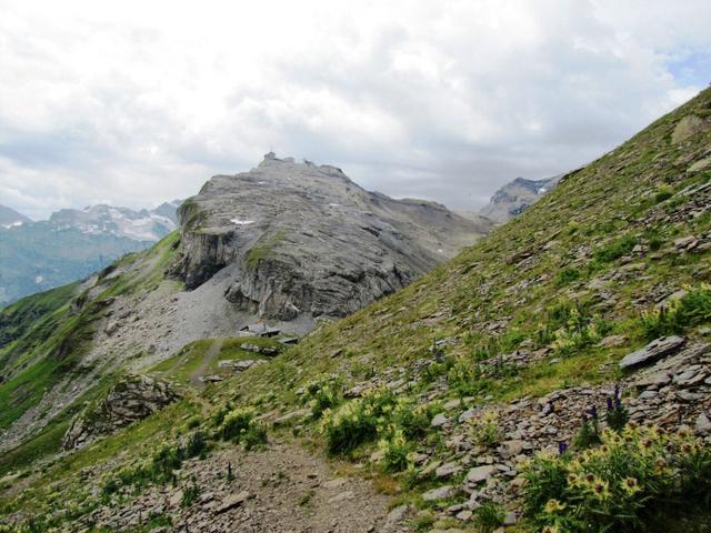 am Horizont die Mittelstation Birg der Luftseilbahn. Ein bisschen versteckt die Schilthornhütte