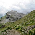 am Horizont die Mittelstation Birg der Luftseilbahn. Ein bisschen versteckt die Schilthornhütte