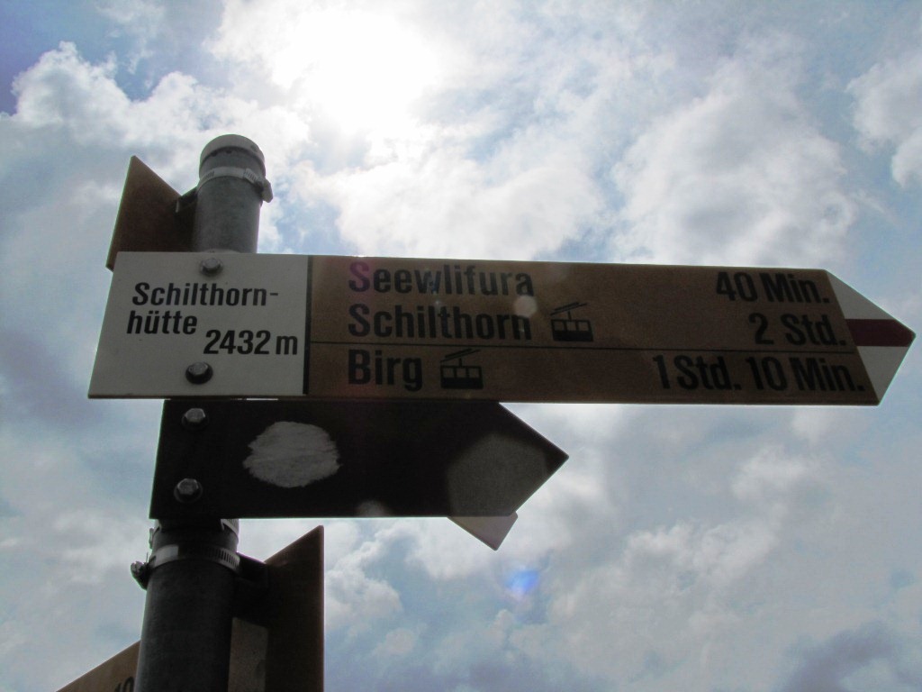 Wegweiser bei der Schilthornhütte 2432 m.ü.M.