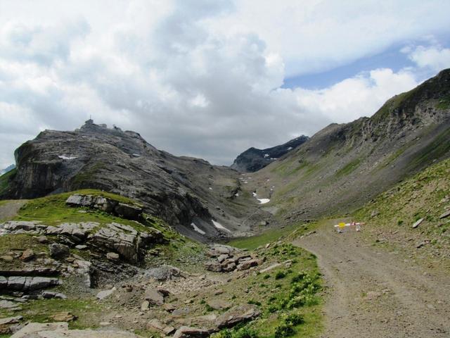 Blick ins Engital. Am Horizont das Schilthorn unser Ziel dieser Wanderung