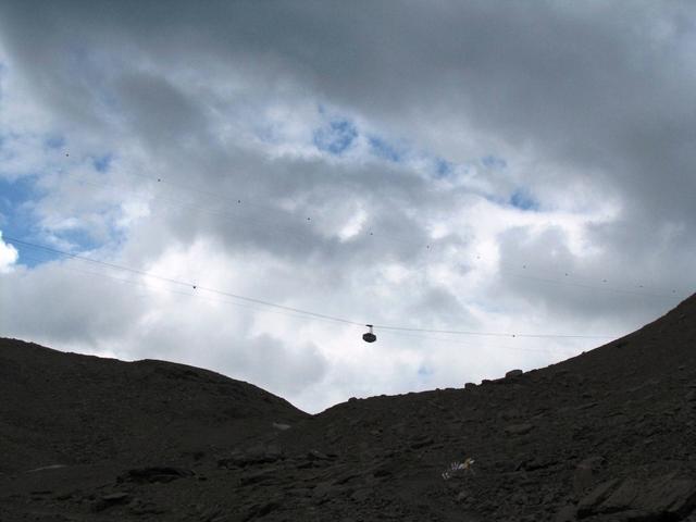 die Luftseilbahn auf der Fahrt zwischen Birg und Schilthorn