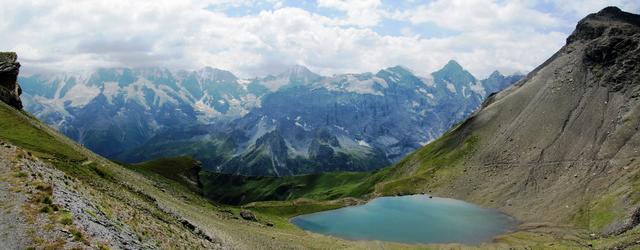 Breitbildfoto mit Blick in die Berner Hochalpen und auf den Grauseeli