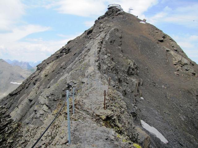 der Weg ist ausgesetzt aber gut gesichert. Vorsicht ist trotzdem angebracht. Punkt 2863 m.ü.M.