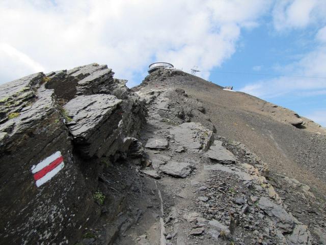 obwohl der Weg nicht zu unterschätzen ist, kamen uns viele Touristen mit Badelatschen und Sandalen entgegen!