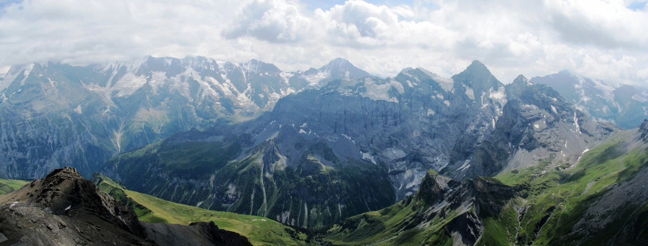 Breitbilfoto mit Blick in die Berner Hochalpen. In der Bildmitte das Breithorn