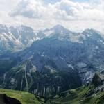 Breitbilfoto mit Blick in die Berner Hochalpen. In der Bildmitte das Breithorn