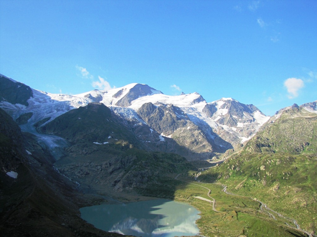 Blick von der Sustenpassstrasse hinunter zum Steinsee und Tierberg