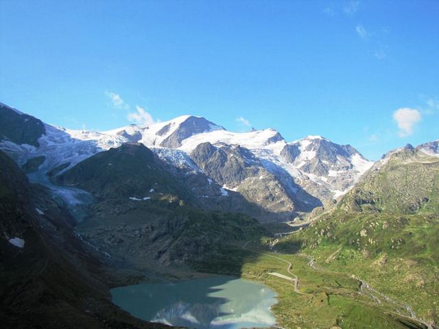 Blick von der Sustenpassstrasse hinunter zum Steinsee und Tierberg