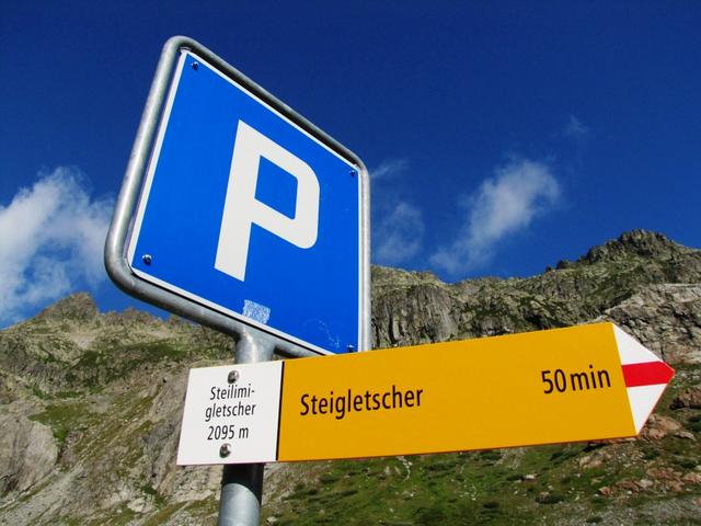 Wegweiser beim Parkplatz Umpol