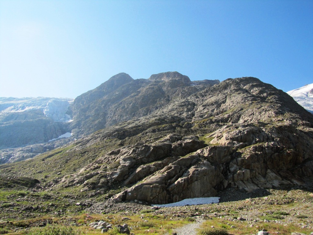 über eine solide Brücke über den Abluss des Steilimigletscher