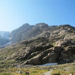 über eine solide Brücke über den Abluss des Steilimigletscher