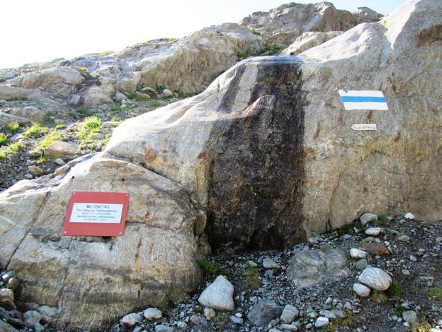 Hinweistafel, das für den Weg zur Tierberglihütte eine gewisse Bergerfahrung von nöten ist