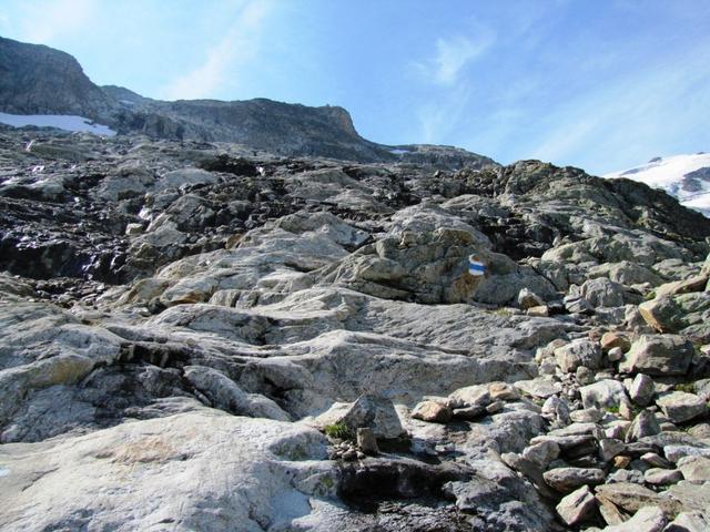 der Weg führt teilweise auch über nackten Fels