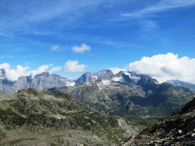 Blick auf der anderen Seite vom Gadmertal zu den Fünffingerstöcke