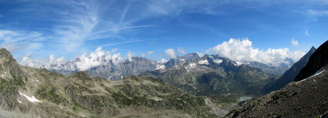 schönes Breitbildfoto mit Blick auf die Fünffingerstöcke, Wendenstöcke und Gadmertal