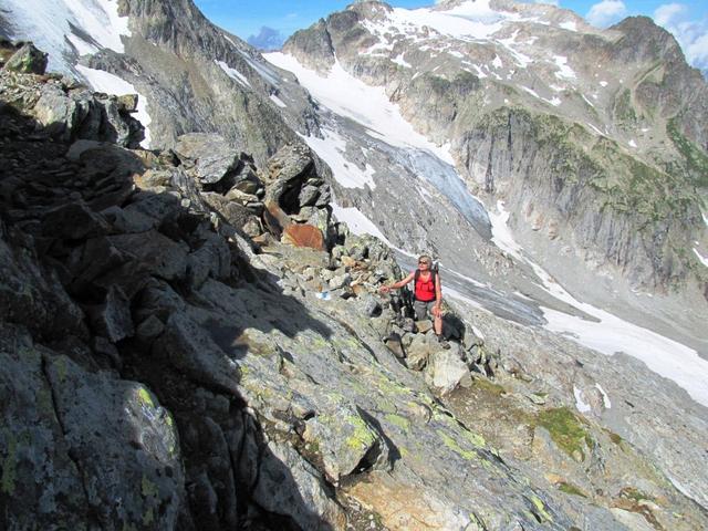 hier können Hände gute Dienste leisten. Die Wanderstöcke sind im Rucksack verpackt