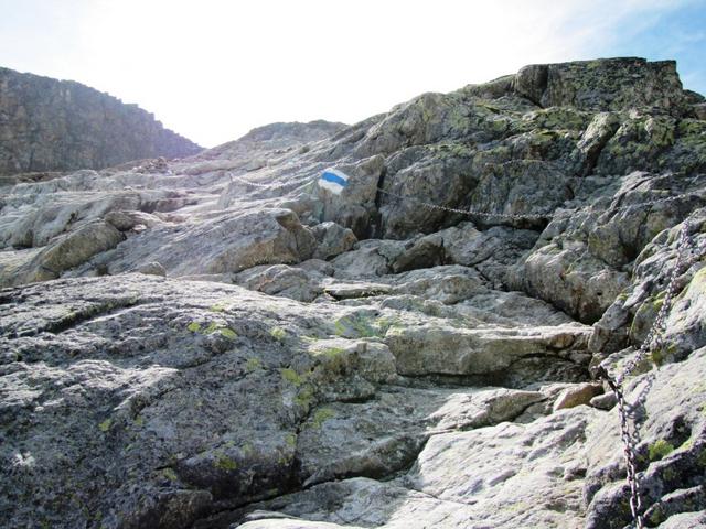 der Weg führt über nackten aber griffigen Fels. Bergwanderung sollte aber nicht bei Nässe durchgeführt werden