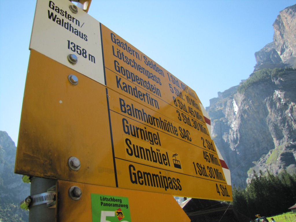 Wegweiser beim Hotel Waldhaus 1358 m.ü.M. unser heutiges Wanderziel die Balmhornhütte