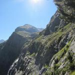 unvorstellbar das ein guter Bergweg an dieser Felswand entlang verläuft