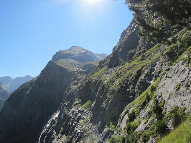 unvorstellbar das ein guter Bergweg an dieser Felswand entlang verläuft