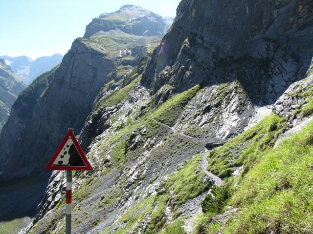 der Hüttenweg führt direkt an der Nordflanke des Balmhorn vorbei