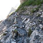 zum Teil über Treppenstufen...