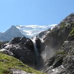 von überall stürzt tosend und schäumend das Gletscherwasser zu Tal