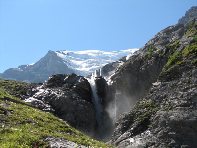 von überall stürzt tosend und schäumend das Gletscherwasser zu Tal