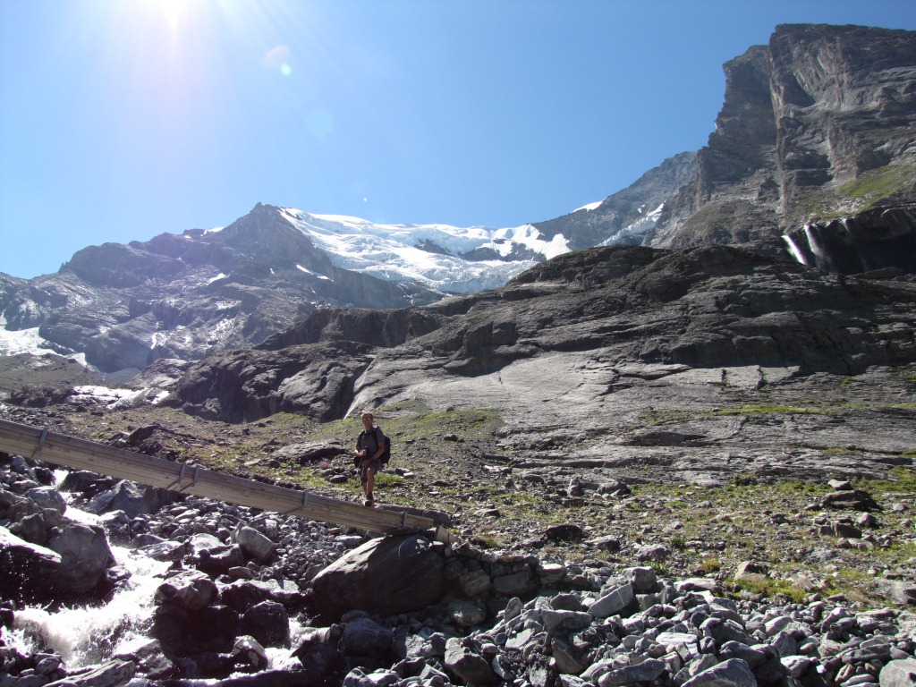 diverse Abflüsse vom Balmhorngletscher werden über Holzbrücken überwunden Punkt 1943 m.ü.M.