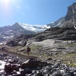 diverse Abflüsse vom Balmhorngletscher werden über Holzbrücken überwunden Punkt 1943 m.ü.M.