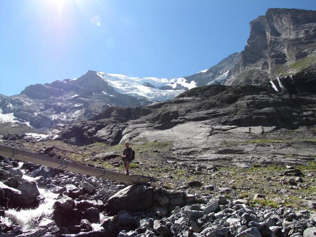 diverse Abflüsse vom Balmhorngletscher werden über Holzbrücken überwunden Punkt 1943 m.ü.M.