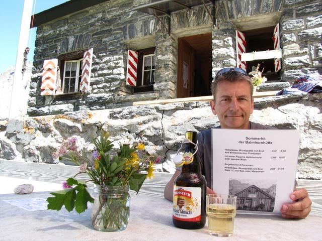 Franco studiert die Menükarte der Balmhornhütte