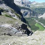 tief unter uns das Gasterntal. Man kann es fast nicht glauben, das ein Weg runterführt Punkt 1943 m.ü.M.